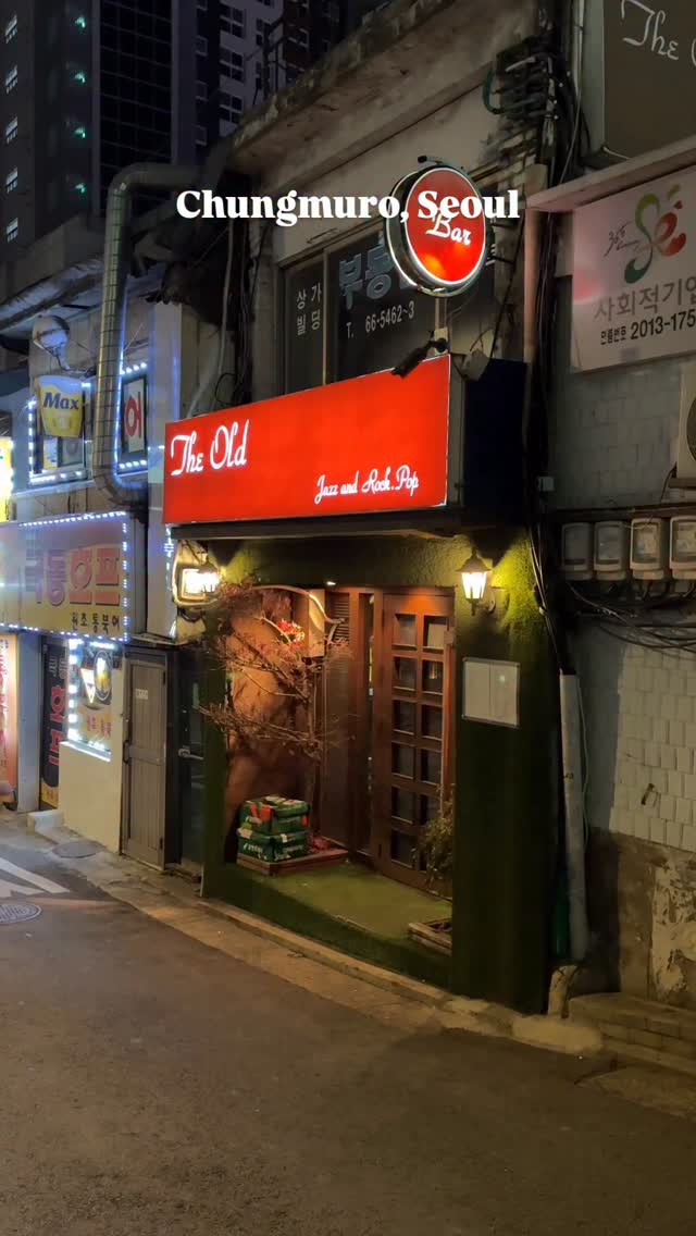 The Old Bar: A Welcoming Spot for Drinks