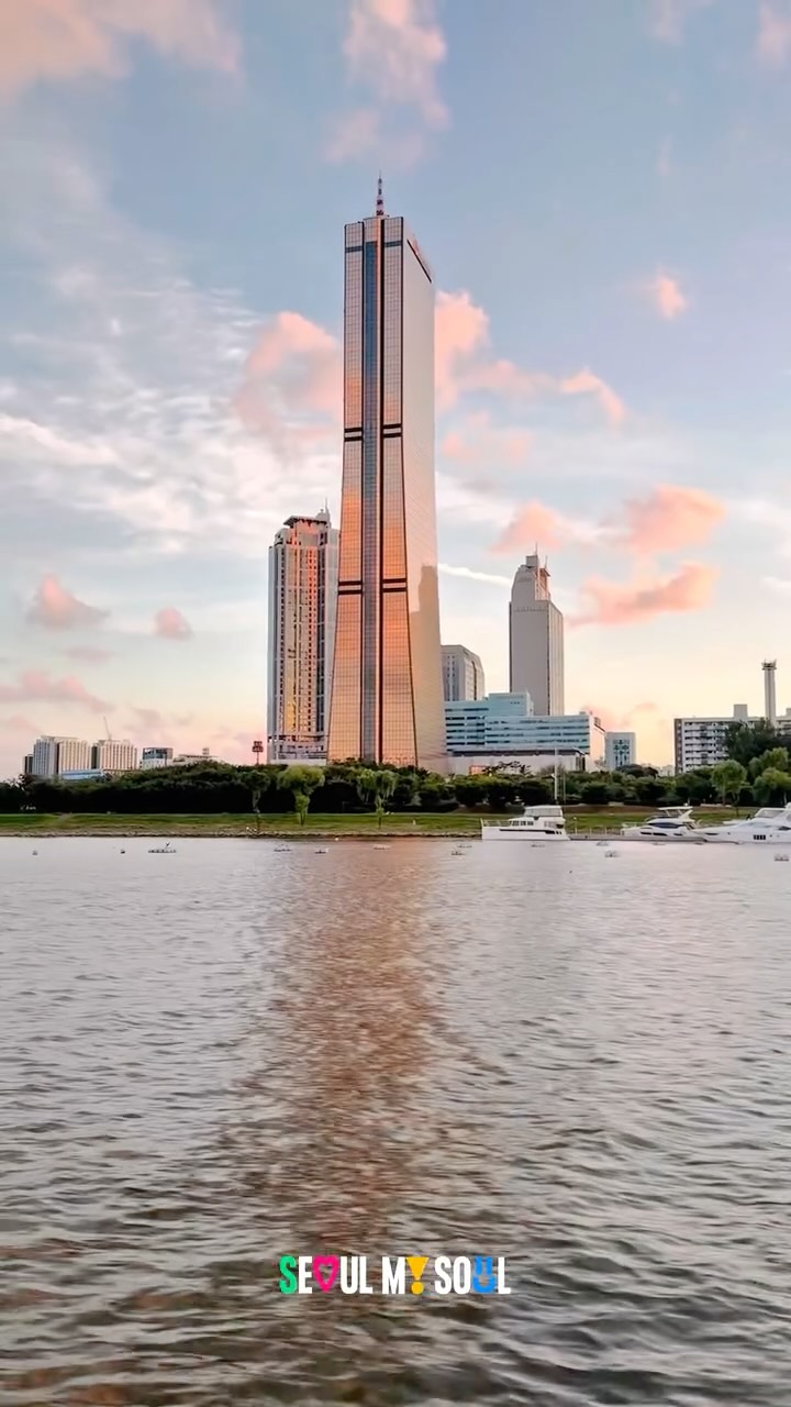 Hangang River Bus Offers Scenic Seoul Views