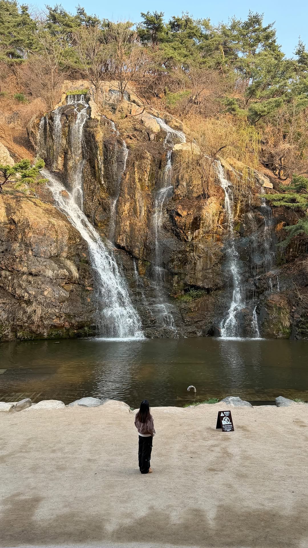 Seoul Waterfall Cafe Offers Natural Escape