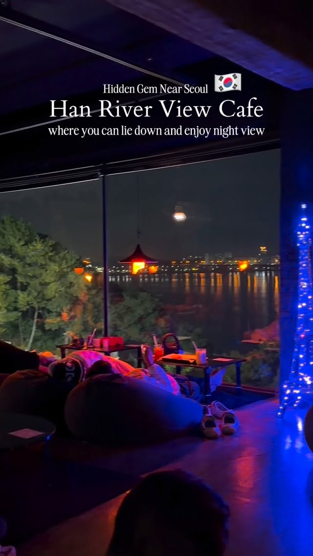Cozy Seoul Cafe With Han River Views