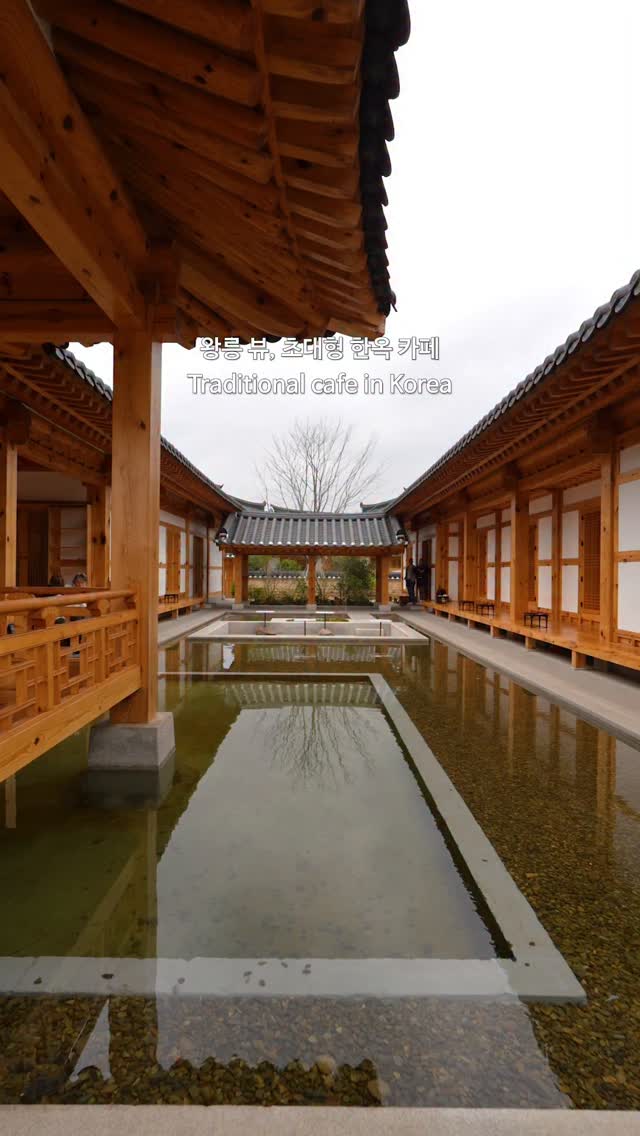 Grand Hanok Cafe Offers Views of Ancient Royal Tombs
