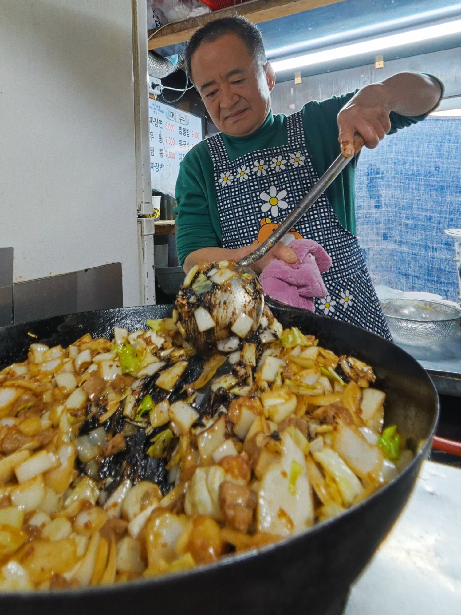 Dongdaemun's Thick Jjajangmyeon at Yujin Jjamppong
