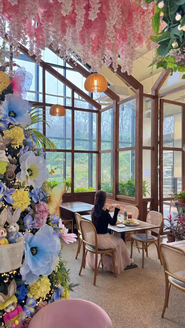 Large Garden Cafe Offers Fairytale Experience