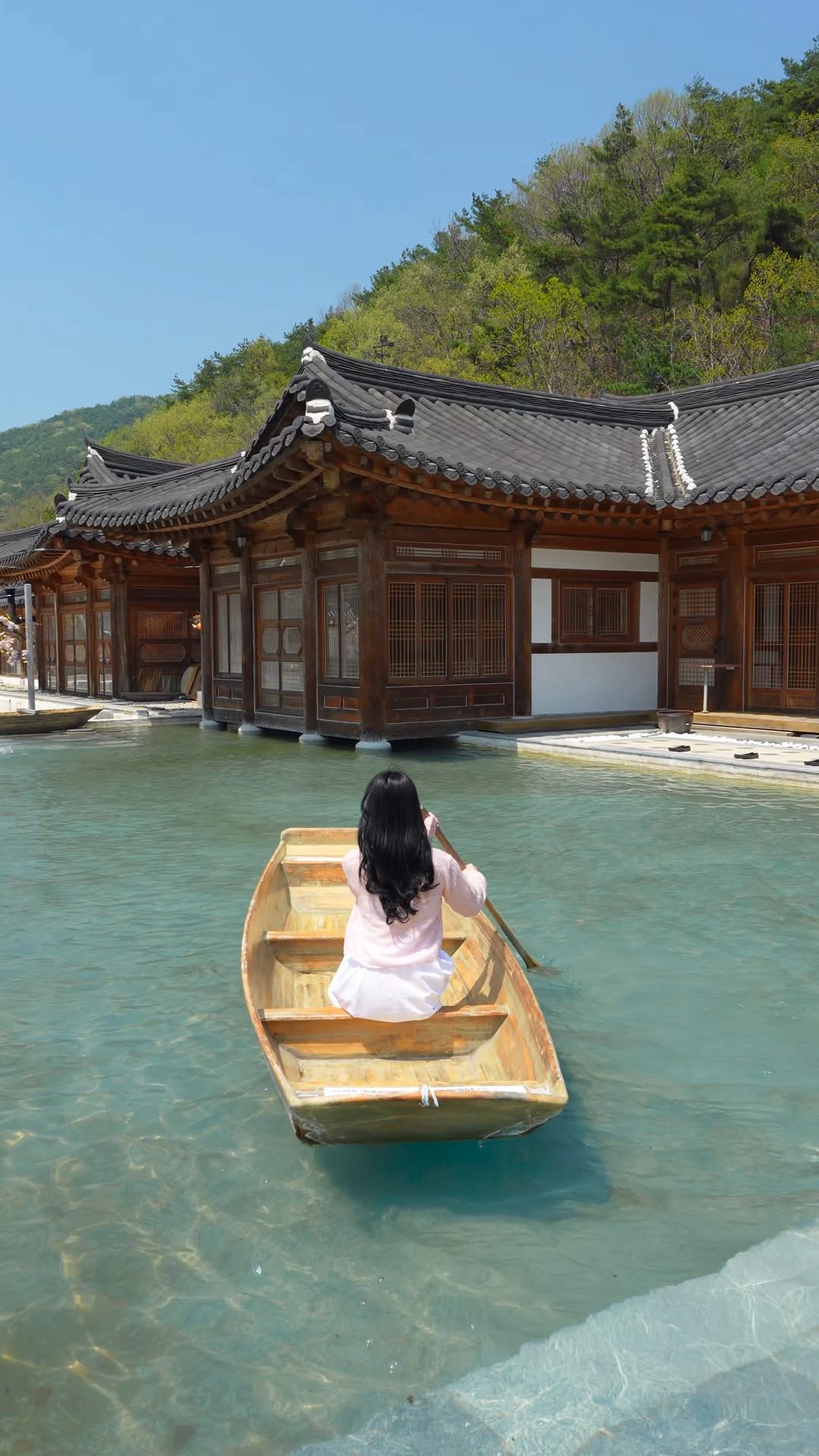 Hanok Cafe Offers Unique Boat Rides on Emerald Pond