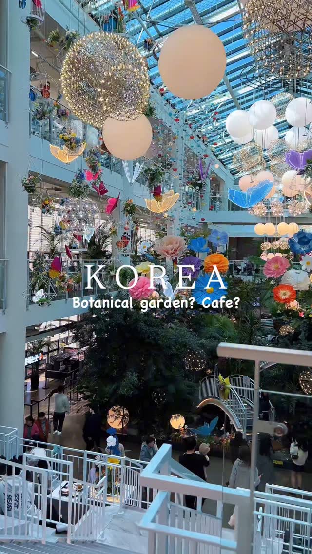 Botanical Garden Cafe Offers Lush Greenery