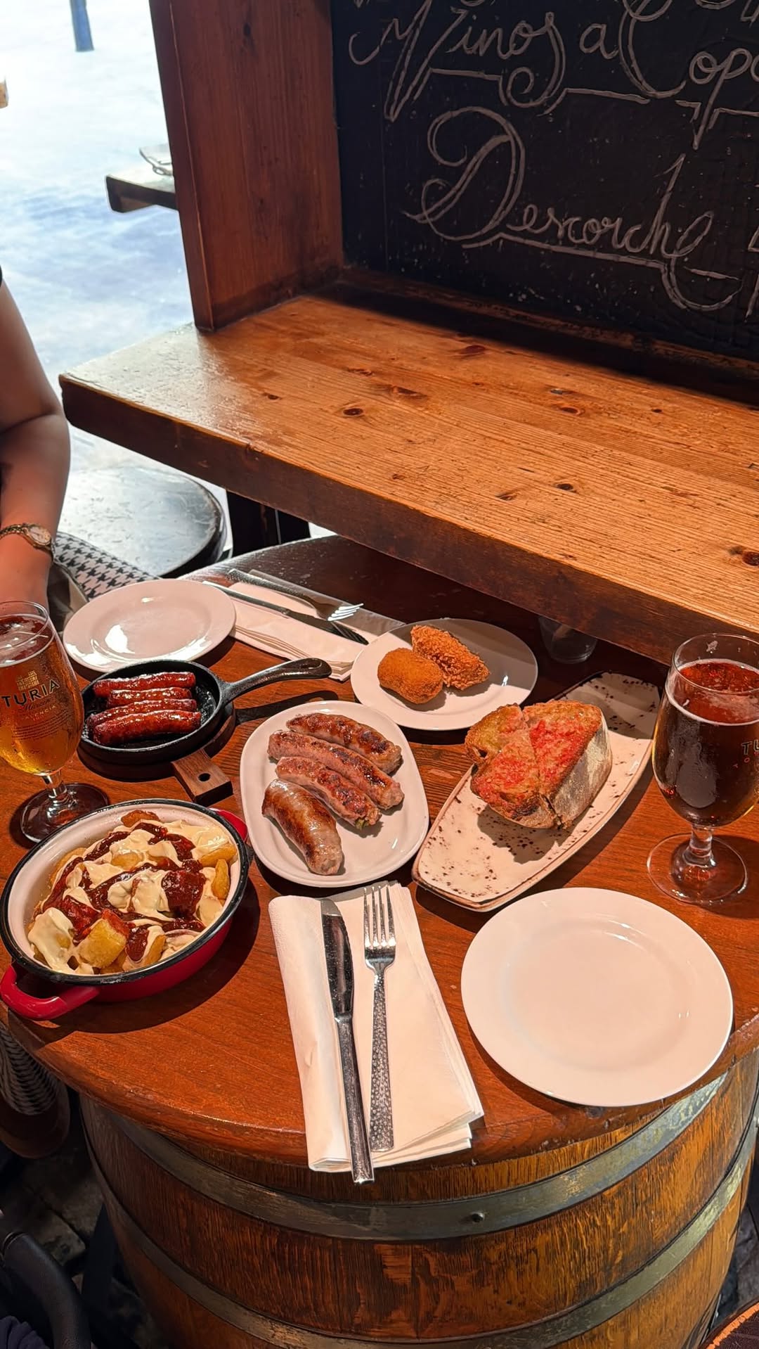 Perikete: A Popular Tapas Restaurant in Barcelona