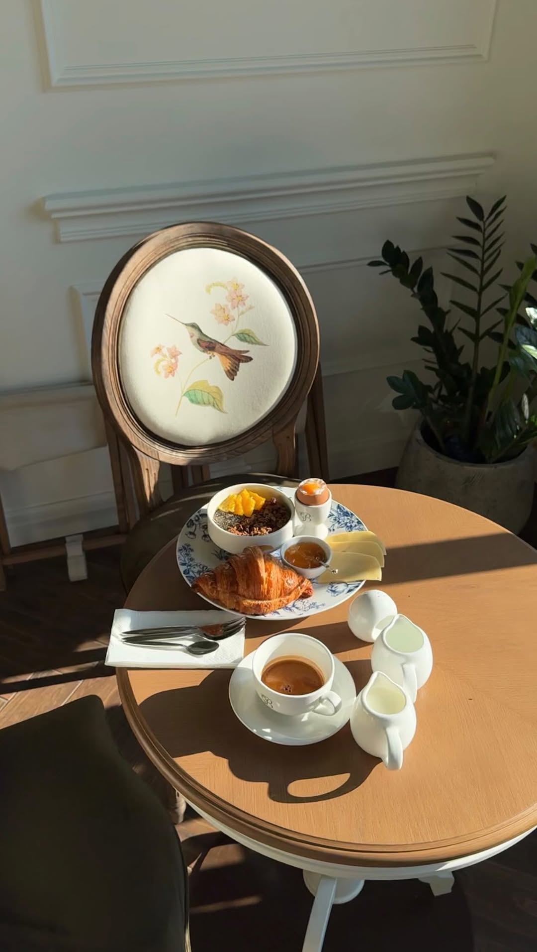 French-Style Minsk Cafe Sells Flowers and Breakfast