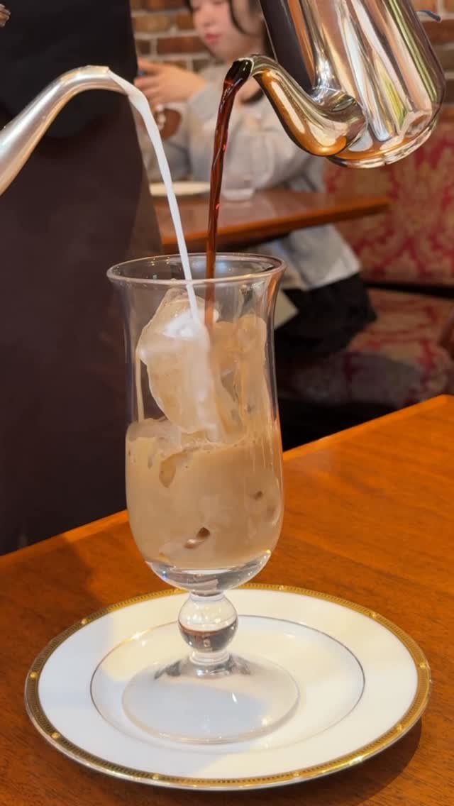 Retro Tokyo Coffee Shop Serves Café Au Lait Tableside