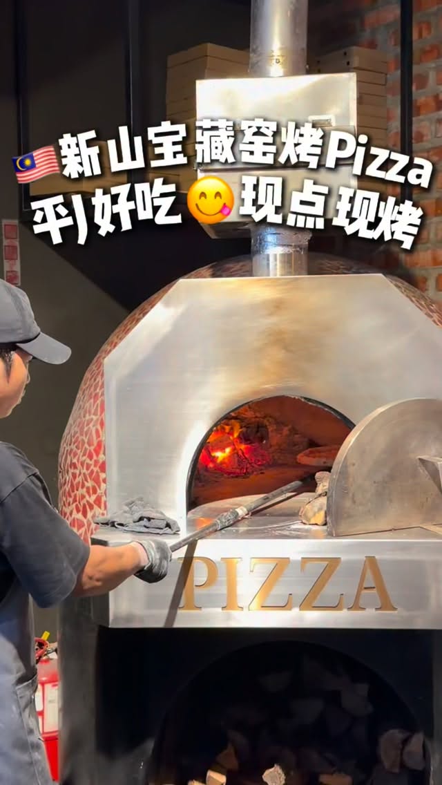 Da Napoli Cafe Serves Wood-Fired Pizza
