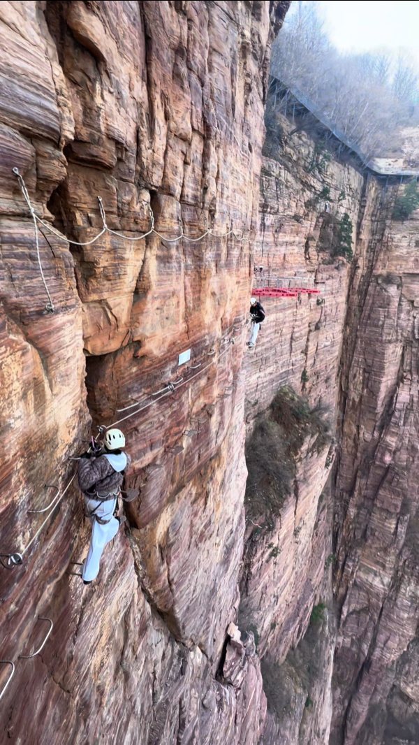 Baoquan Cliff Offers Thrilling Staircase Descent