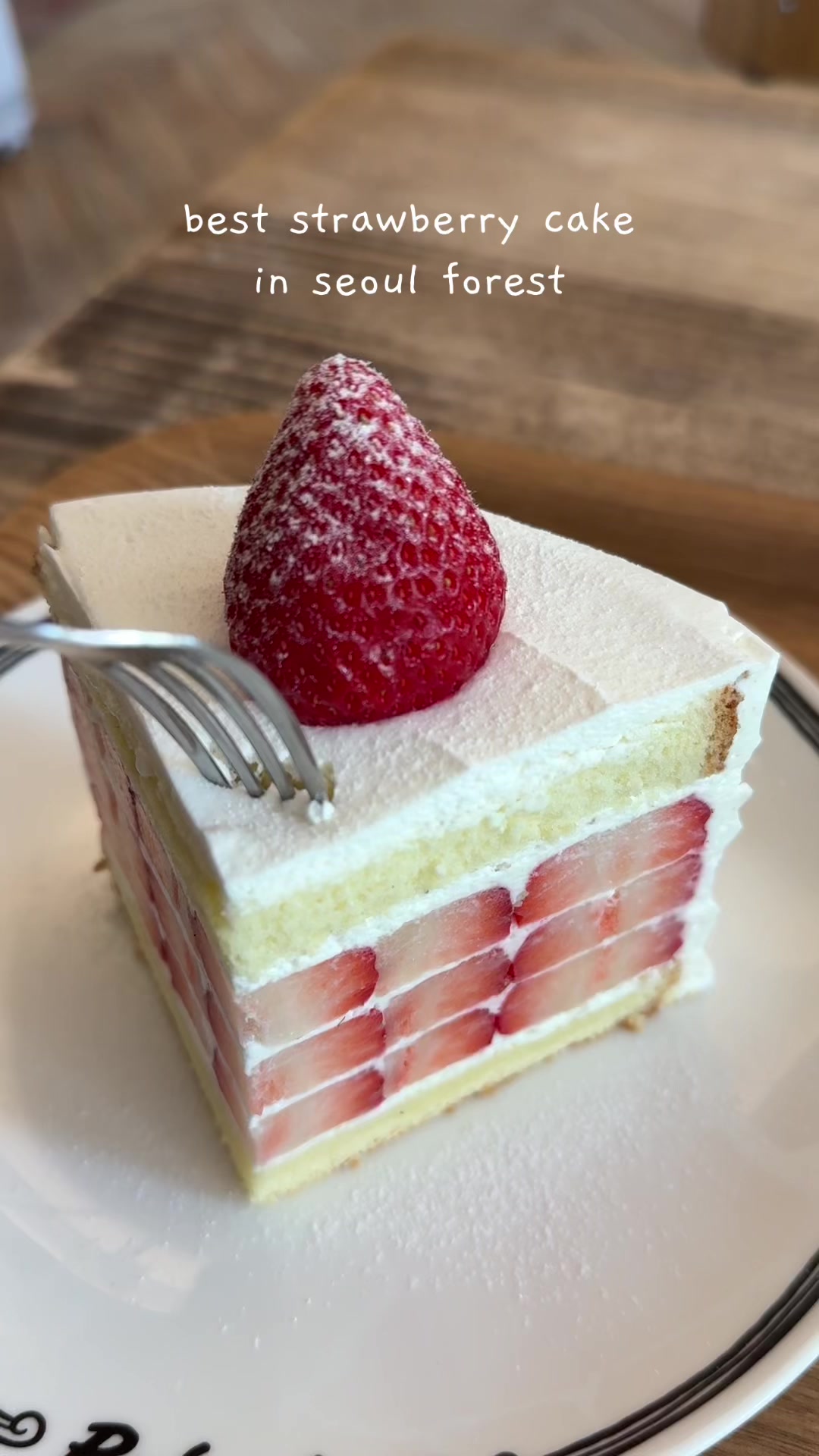 Strawberry Dessert Spots With Long Queues