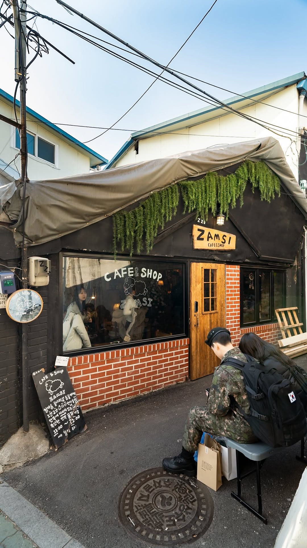 Cat Cafe Near Seoul Station Offers Sleep-Themed Comfort