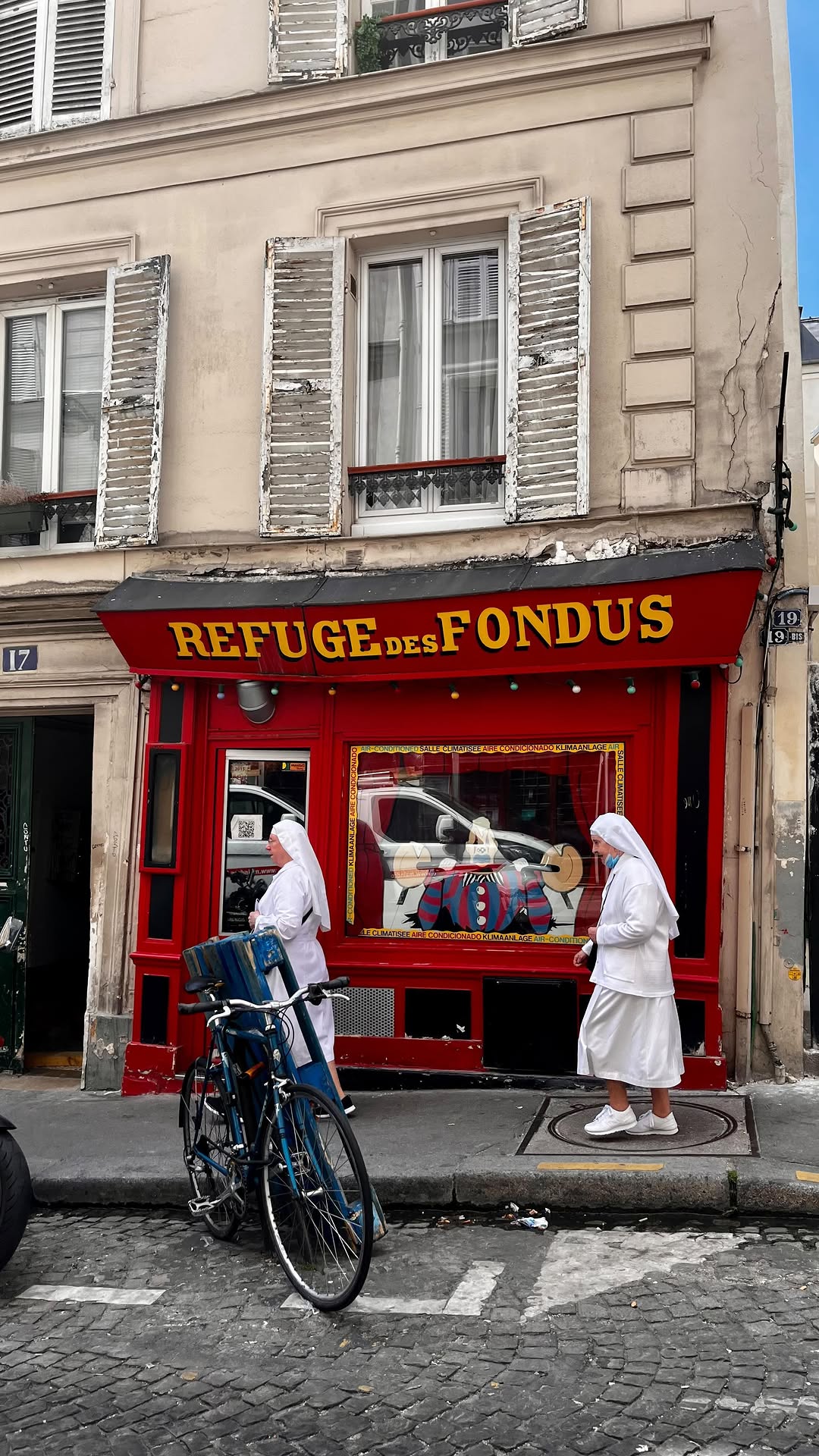 Parisian Restaurant Serves Fondue Since 1966