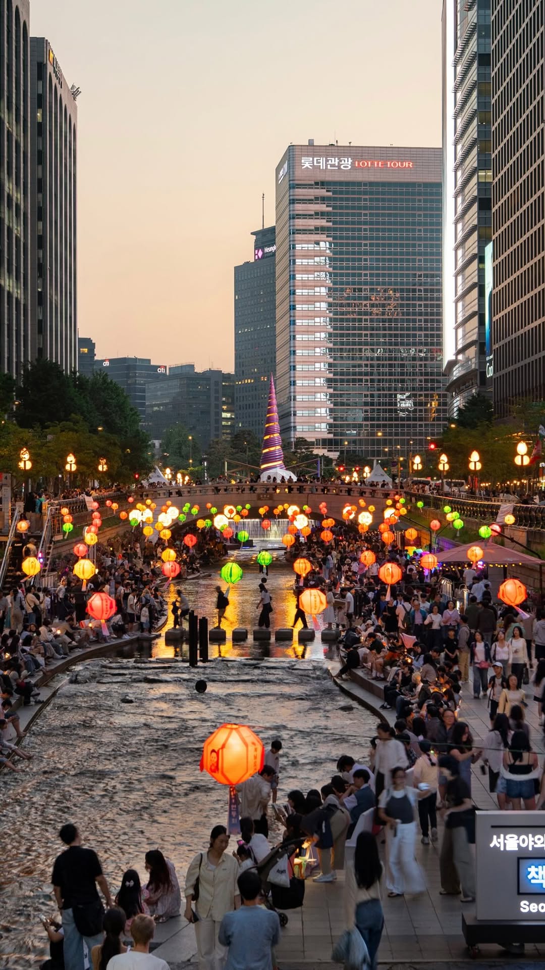 Seoul Night Stroll: Cheonggyecheon to Gwanghwamun