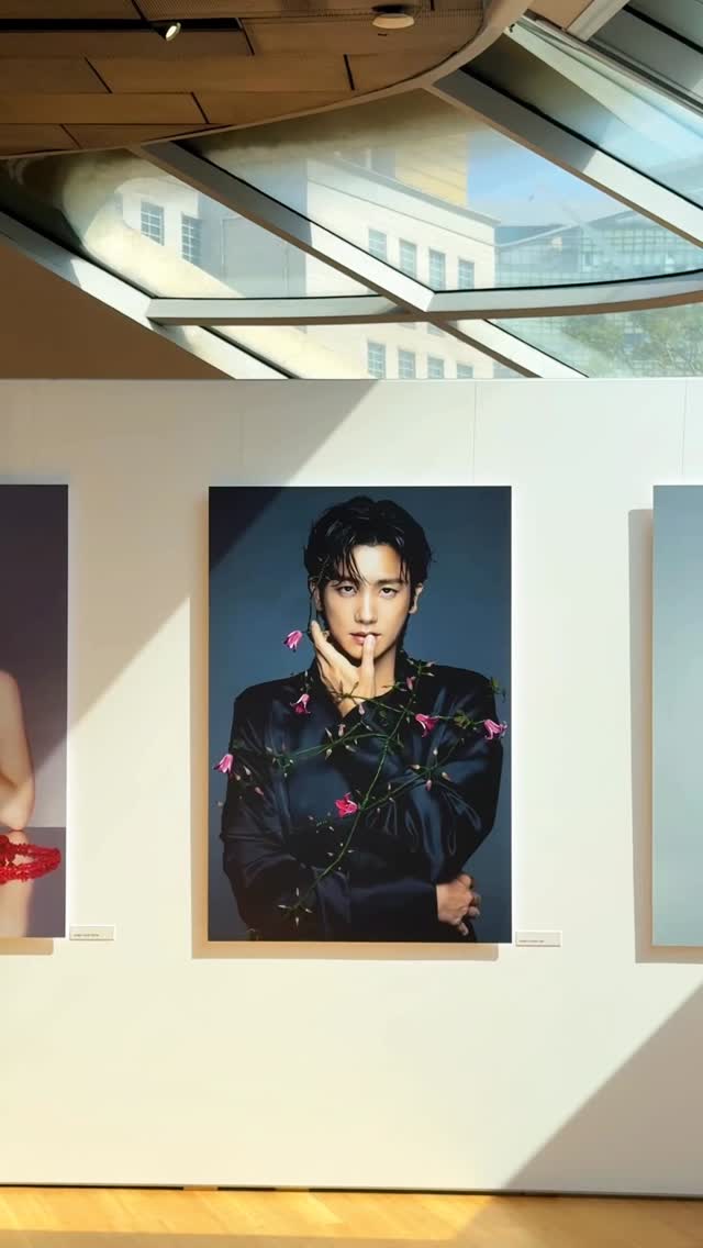 Seoul Exhibition Hall Features Actors And Flowers