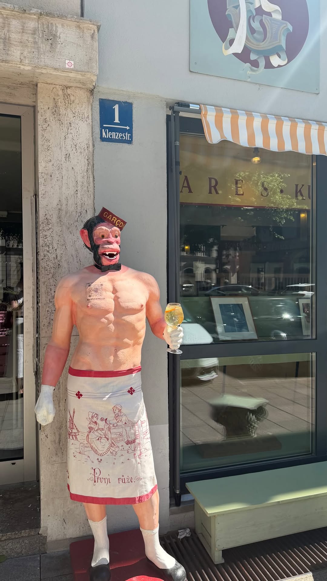Munich Art Cafe Boasts Unique Decor
