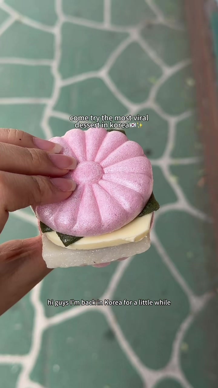 Korean Bakery Sells Delicious Red Bean Paste Monaka