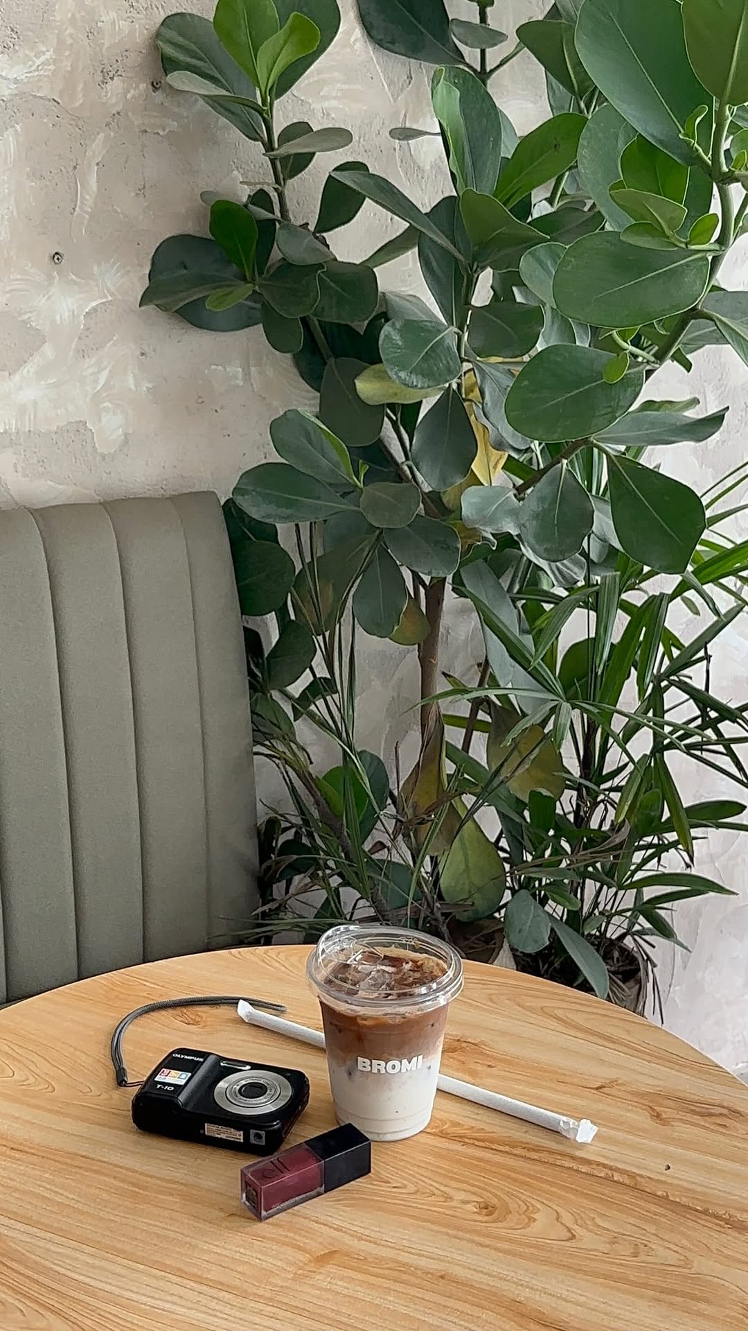 Cozy Karachi Coffee Shop With Floral Touches