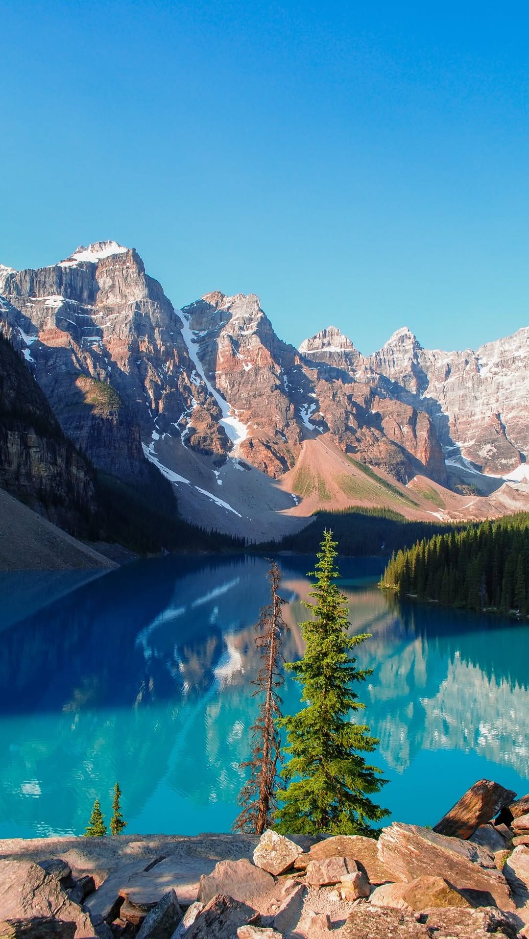 Moraine Lake And Banff National Park's Stunning Views