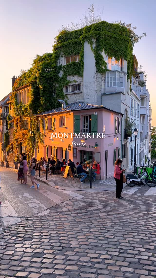 Iconic Spots in Paris's Montmartre District