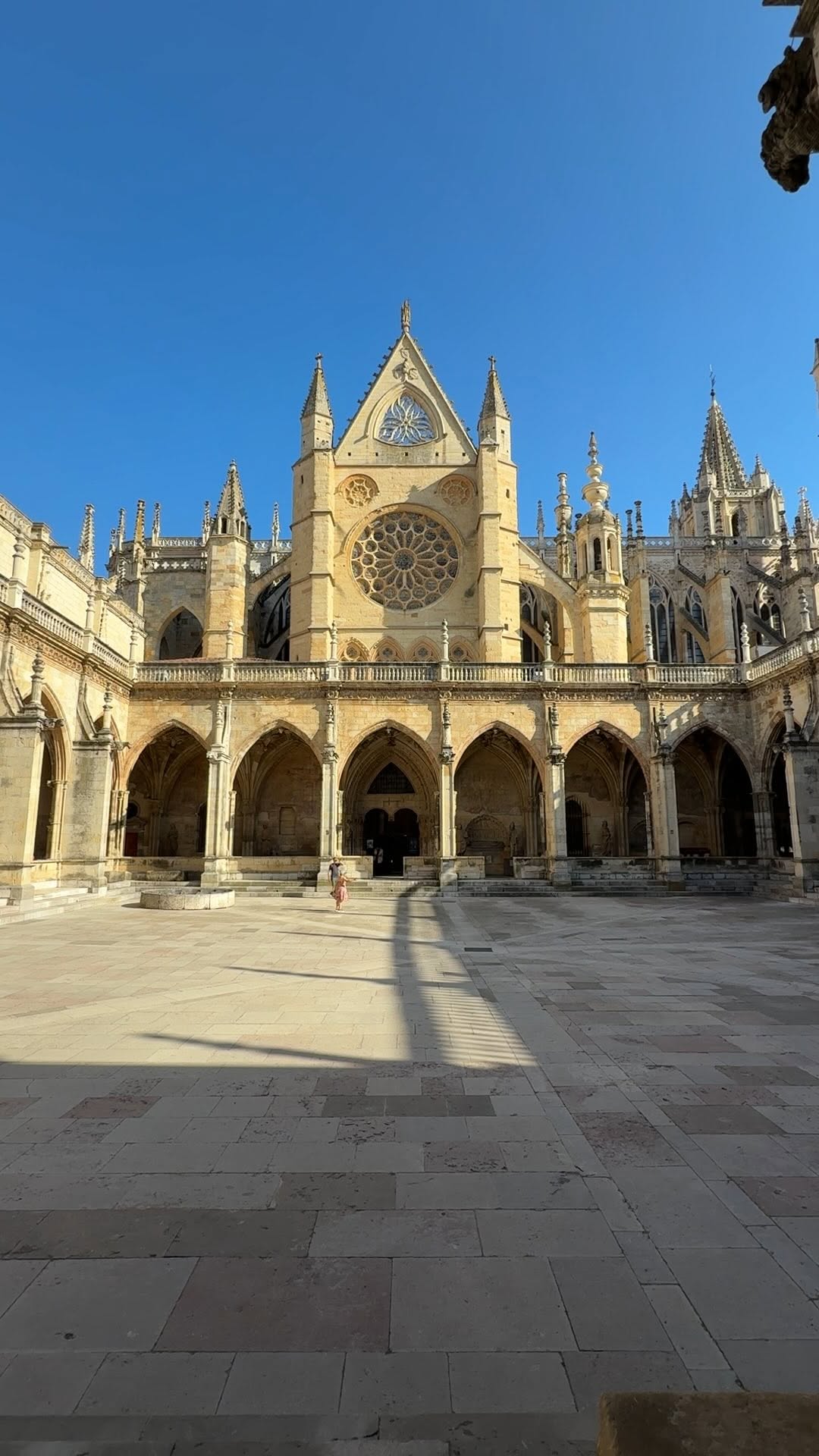 León's Architectural Gems and Nearby Wonders