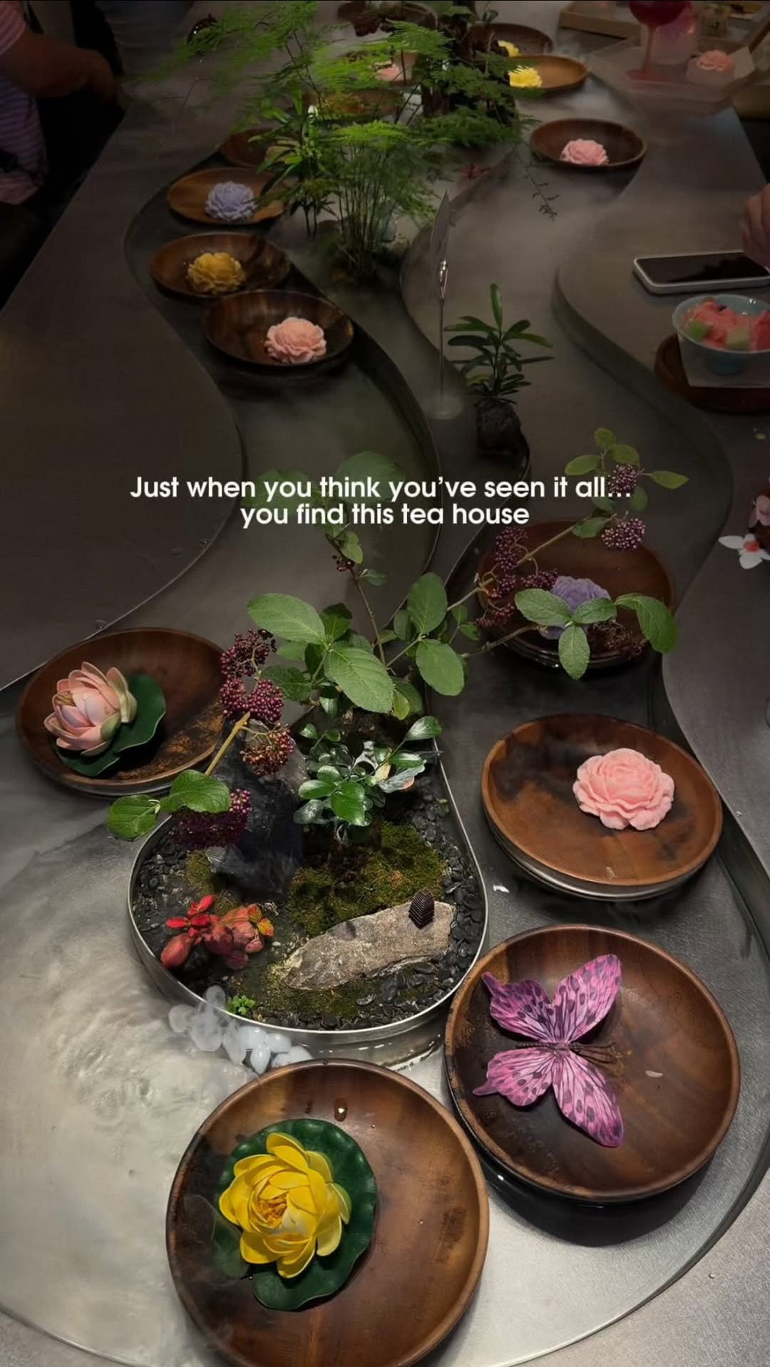Chongqing Tea House Offers Elegant Mist-Filled Experience