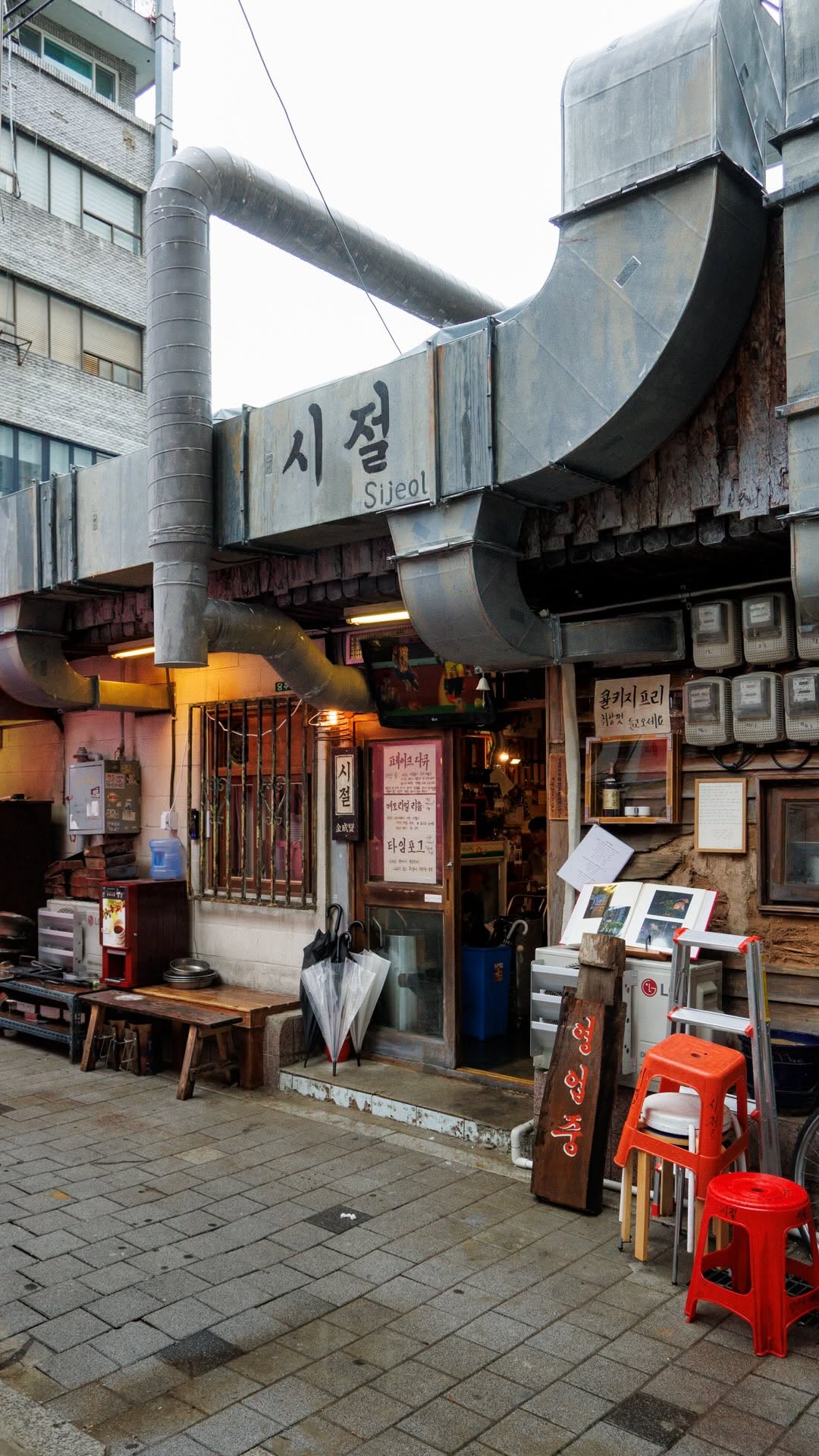 Gwanghwamun Korean BBQ Offers Retro Vibes