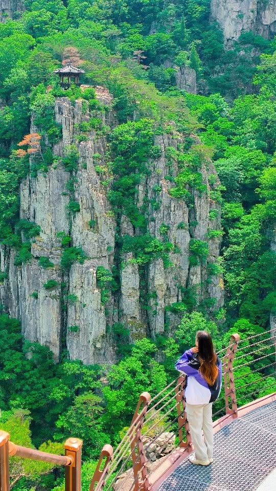Pohang's Naeyeonsan Offers Stunning Views and Waterfalls