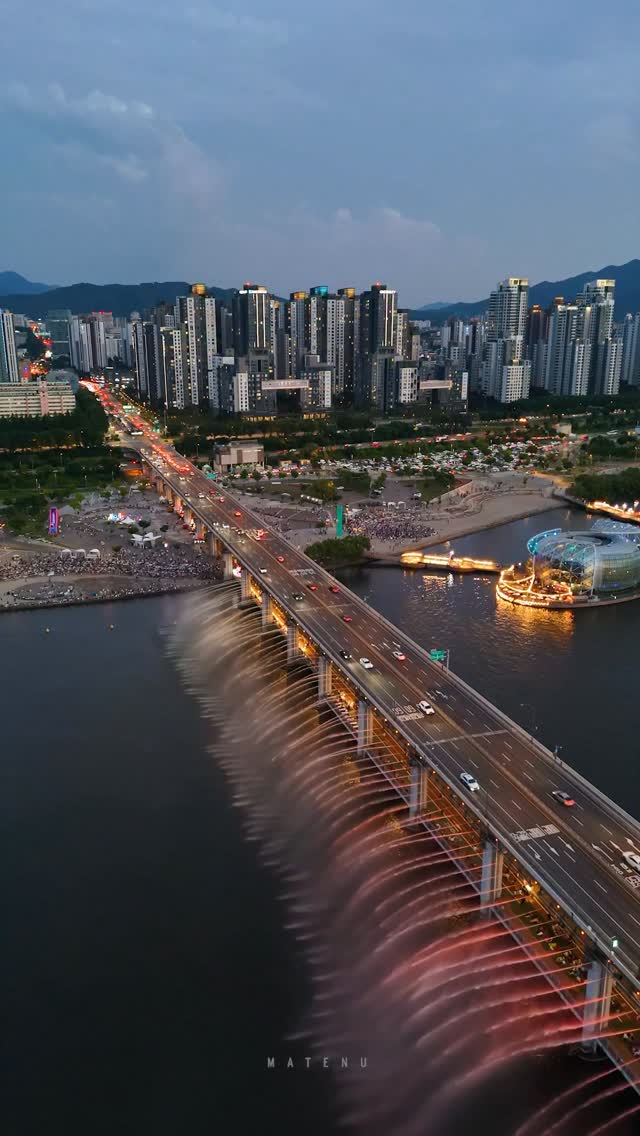 Seoul's Banpo Bridge Offers Dazzling Fountain Spectacles