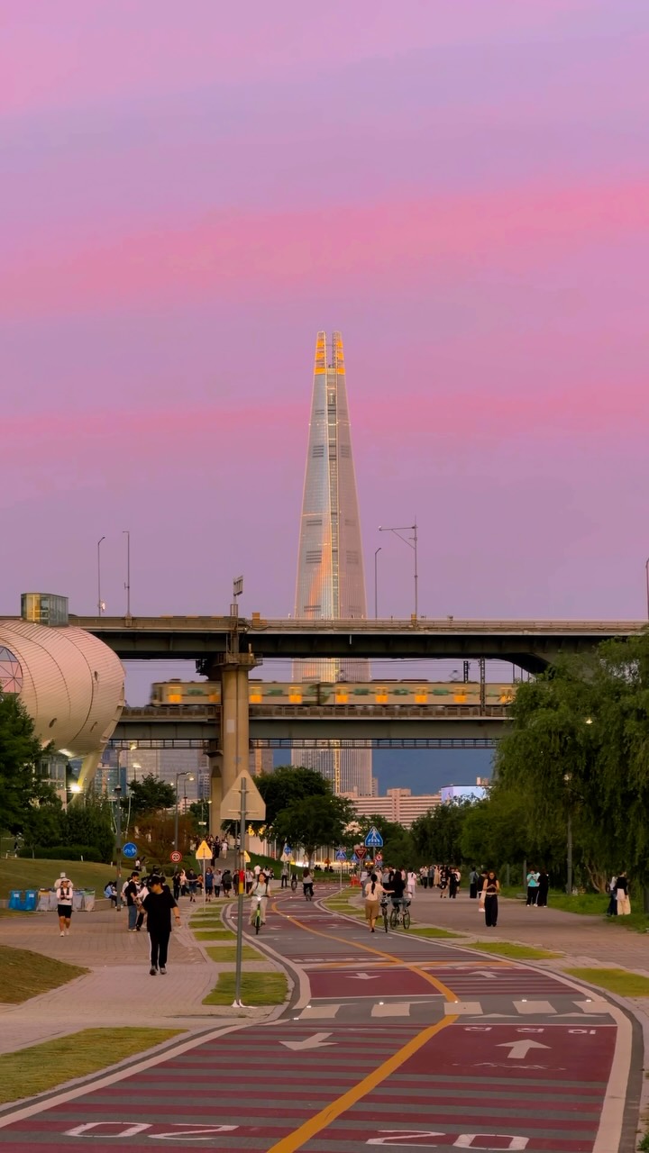 Seoul's Lotte World Tower & Hangang Park
