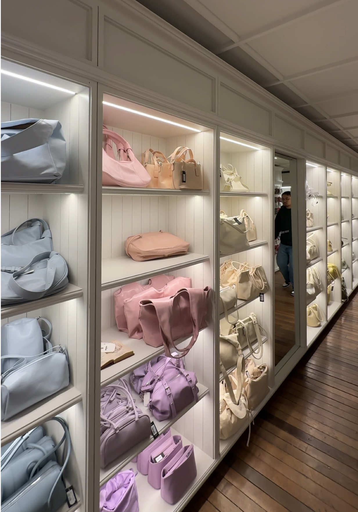 Nyunyu Wholesale: A Seoul Clothing and Accessory Gem