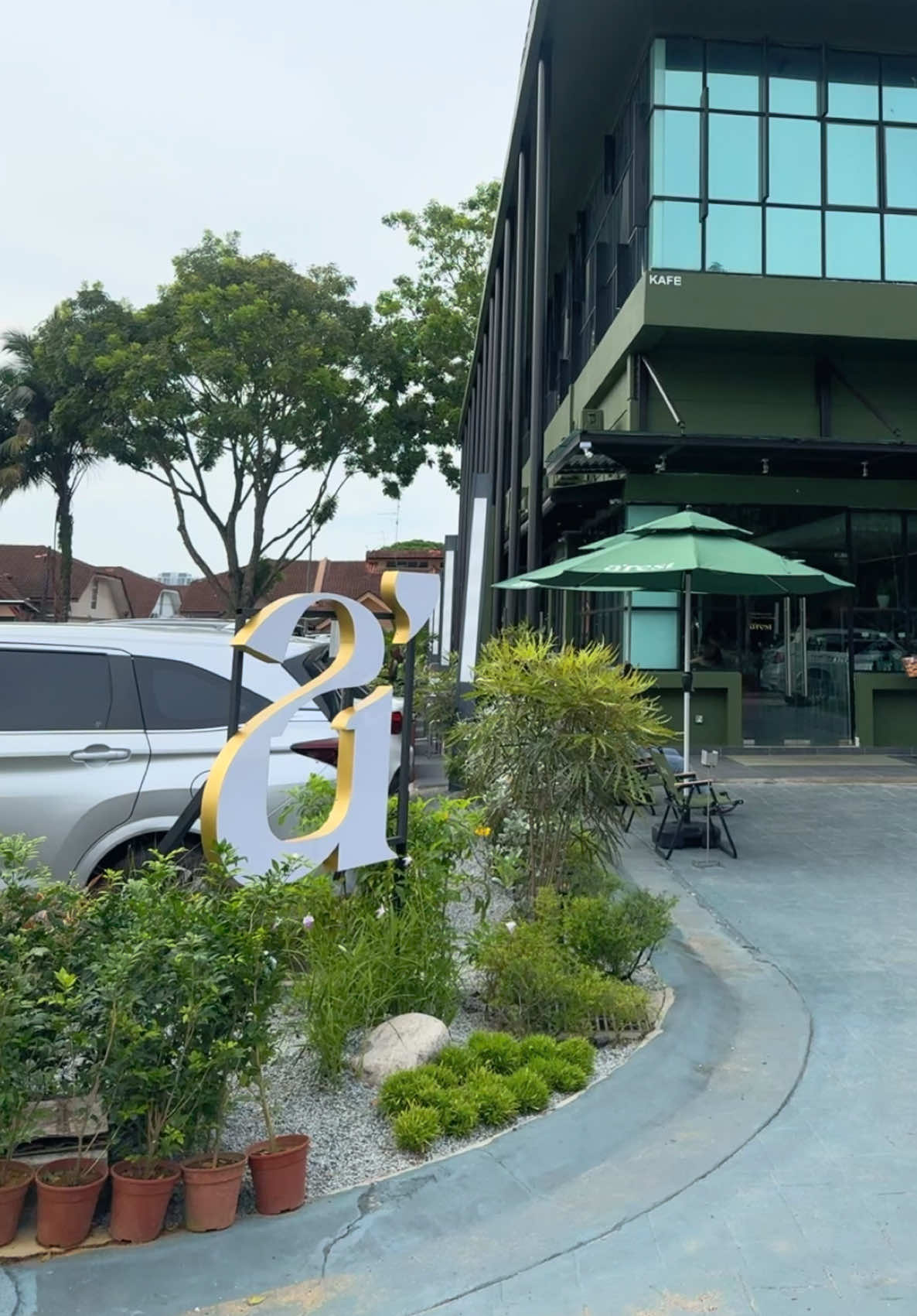 Favorite Cafe Offers Pizza and Strawberry Cake