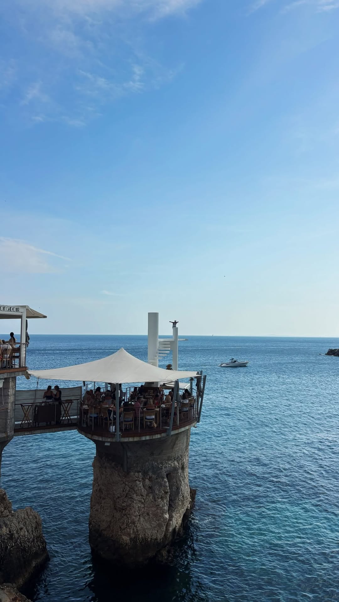 Le Plongeoir: Unique Seaside Dining Destination