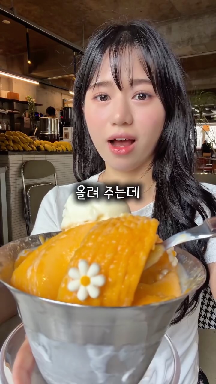 Busan Cafe Offers Apple Mango Bingsu
