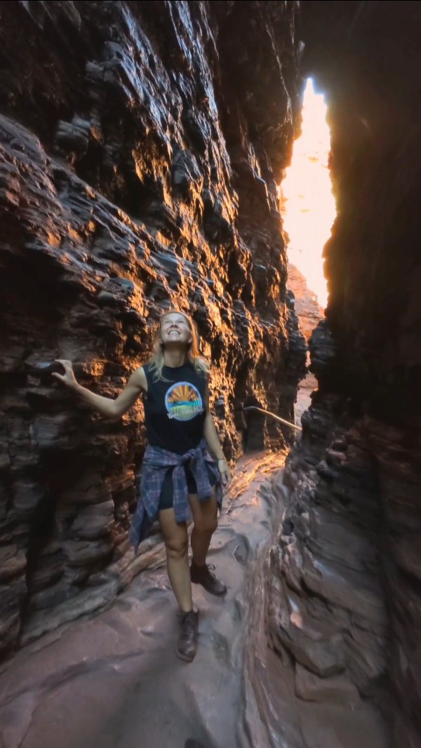 Adventurous Hike to Handrail Pool in Karijini