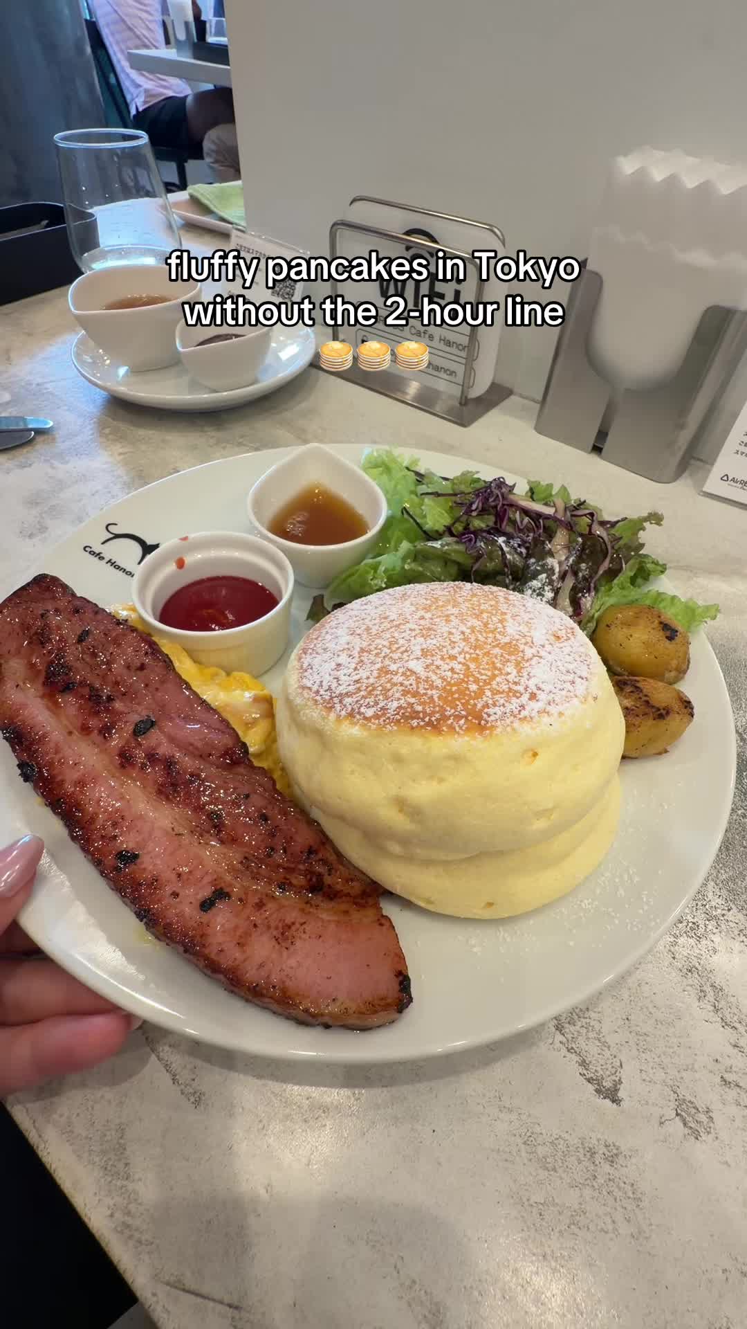 Tokyo Cafe Serves Popular Pancakes With Minimal Wait
