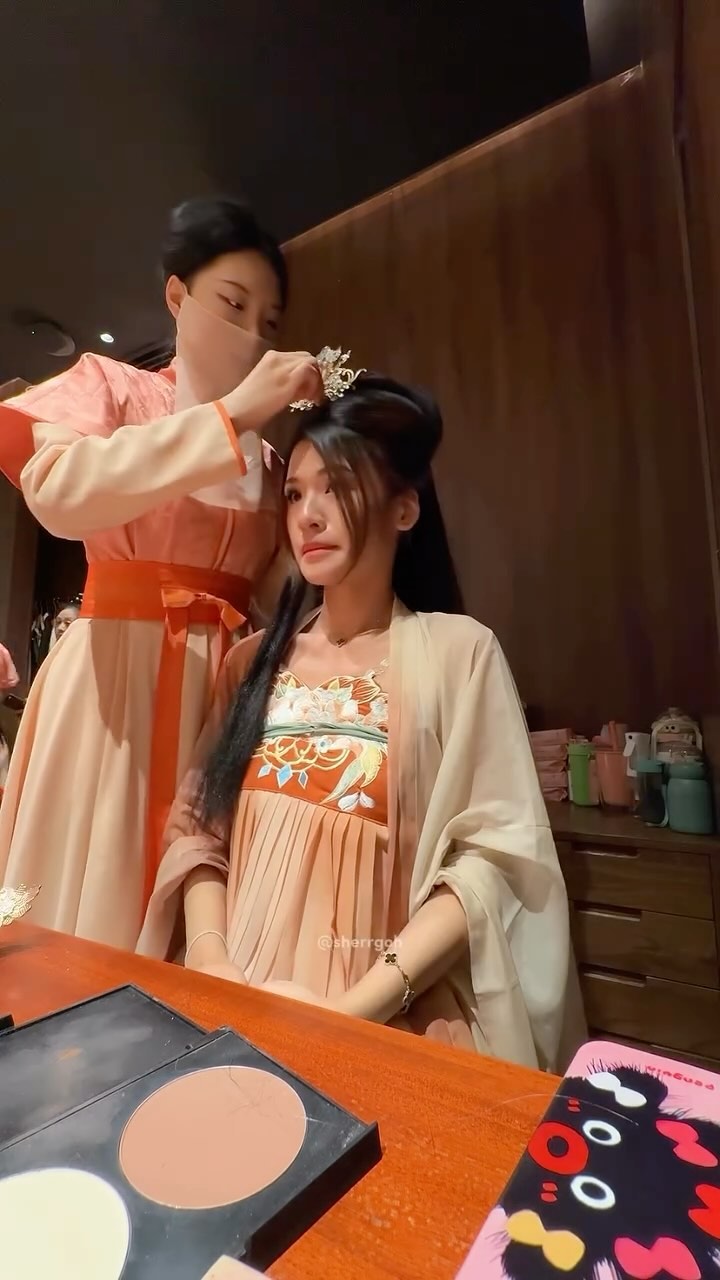 Chinese Royal Banquet with Performance and Hanfu