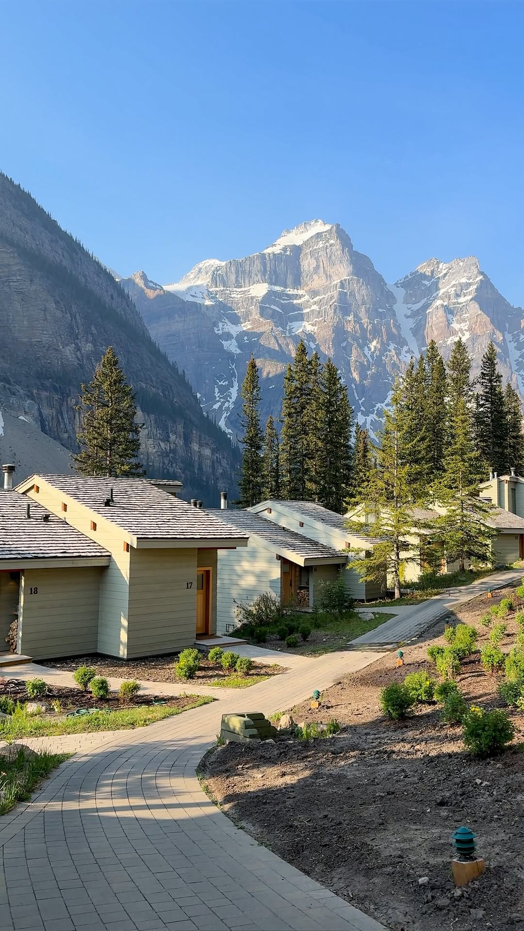 Moraine Lake Lodge in Canadian Rockies