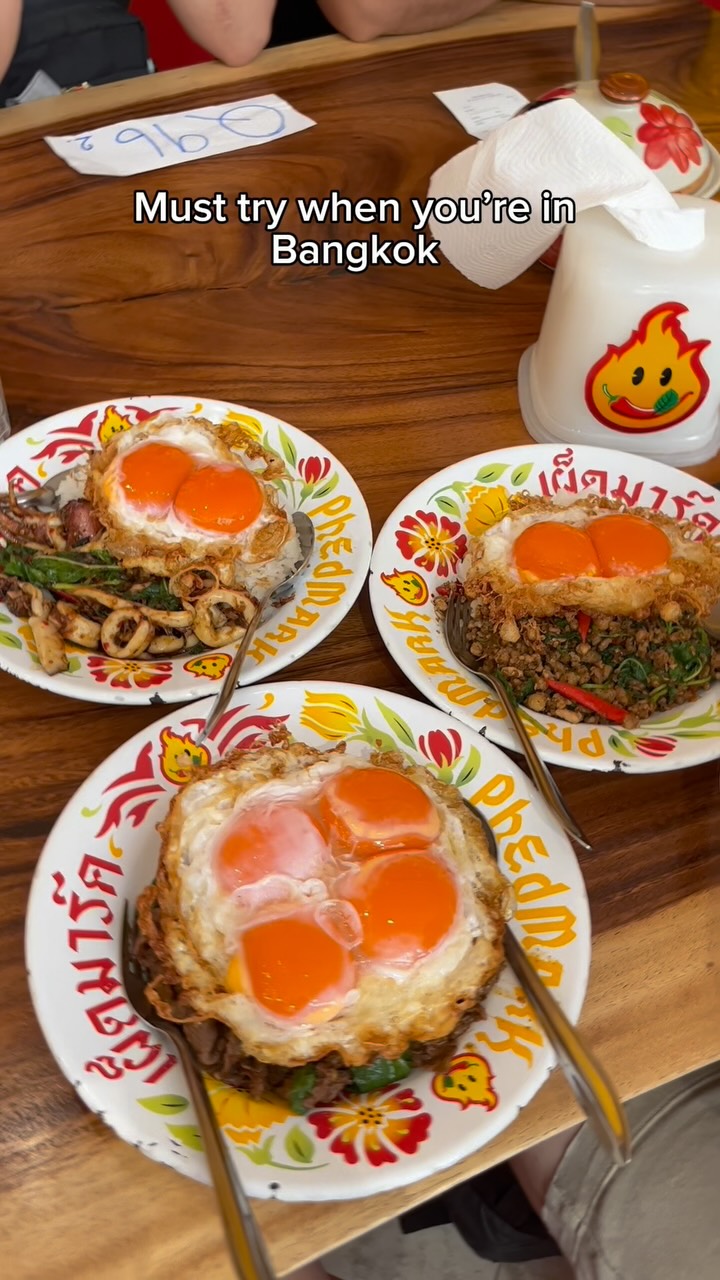 Phed Mark: Bangkok's Spicy Basil Rice Destination