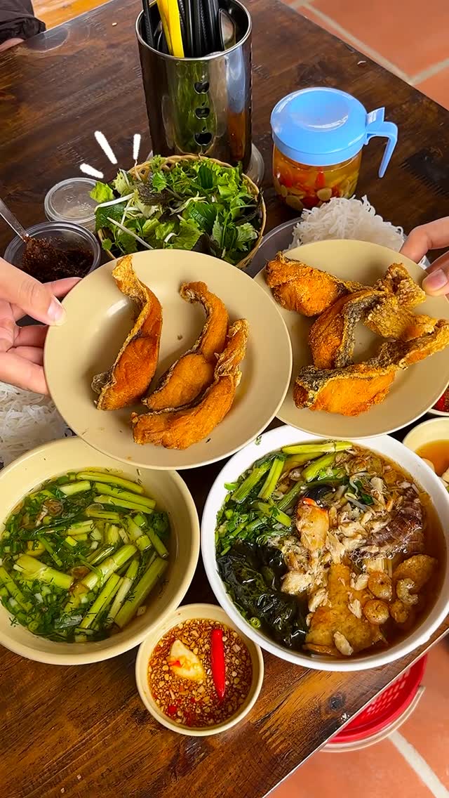 Hanoi Restaurant Serves Crispy Fried Fish Dishes