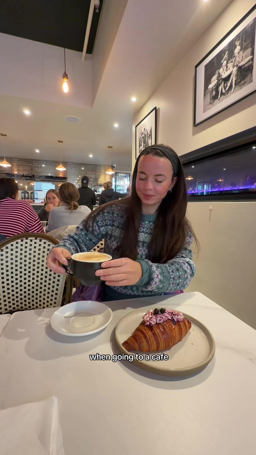 Café du Port Offers Spacious Seating and Pastries