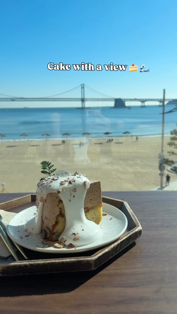 Busan Cafe Offers Ocean Views and Cakes