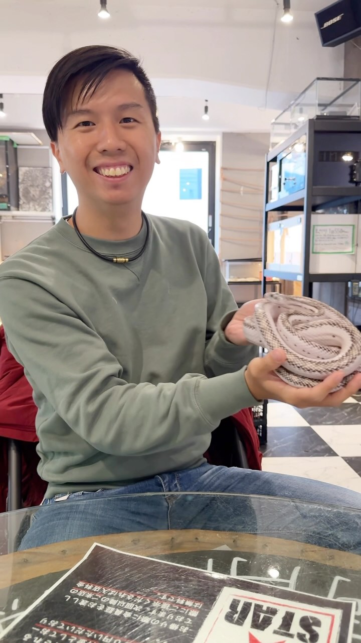 Osaka Reptile Cafe Offers Unique Dining Experience