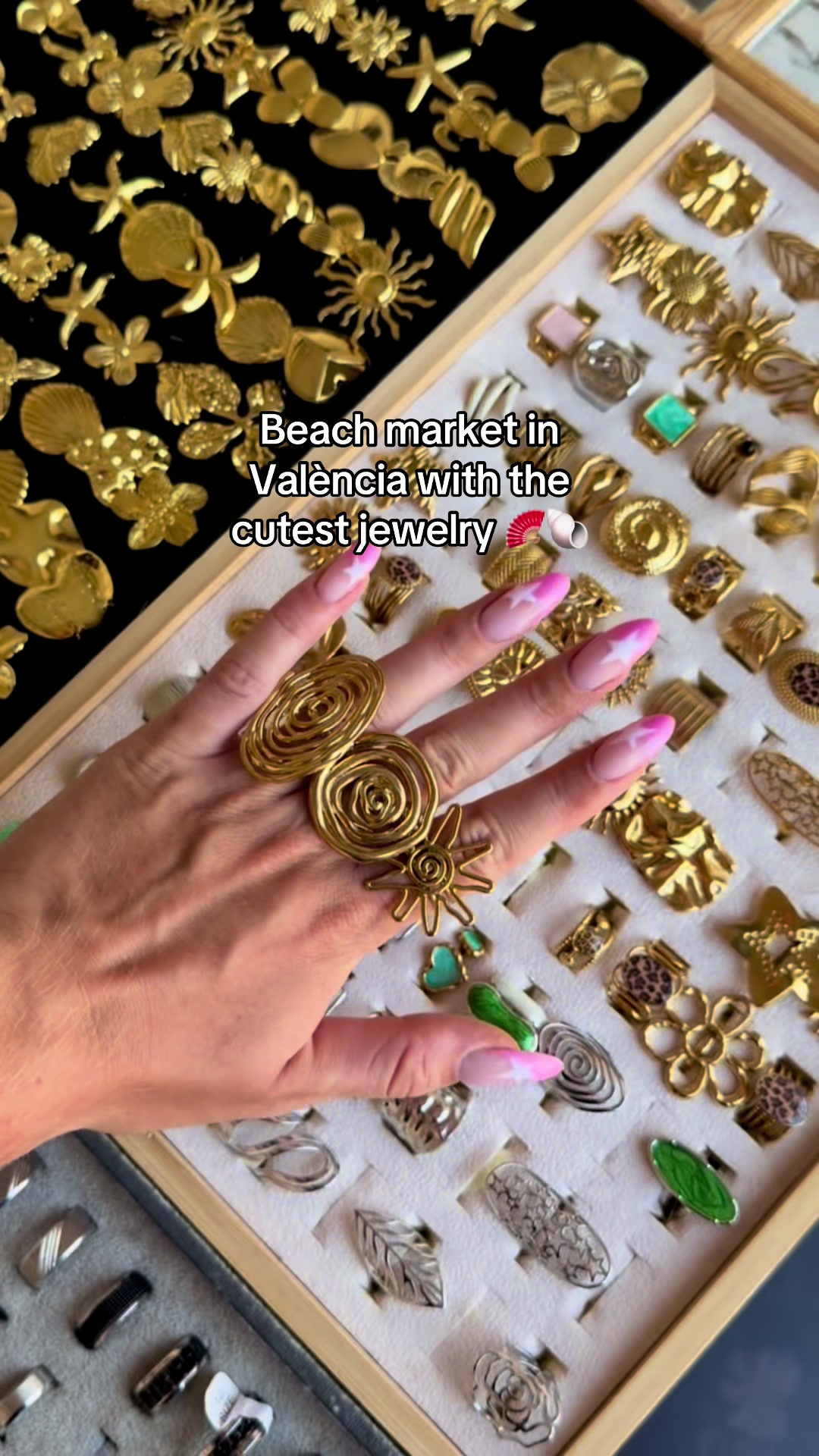 Beach-Inspired Jewelry Market in Valencia
