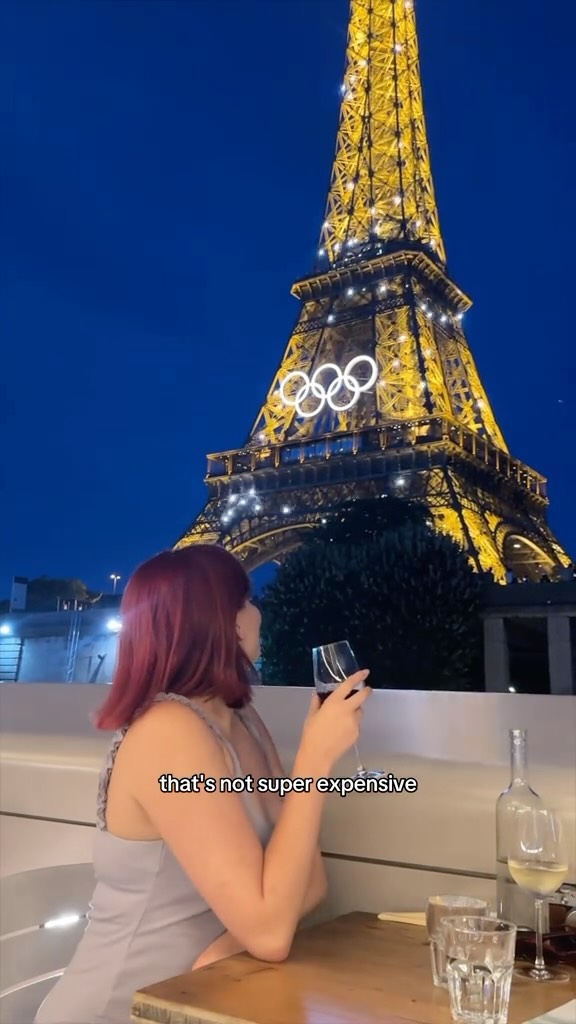 Parisian Restaurant With Eiffel Tower Views