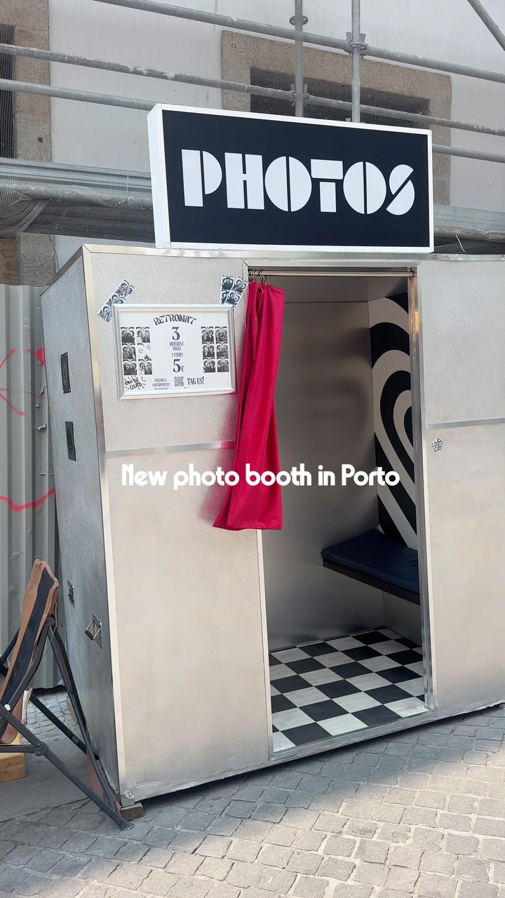 Porto Bridge Offers Vintage Photo Booth Experience