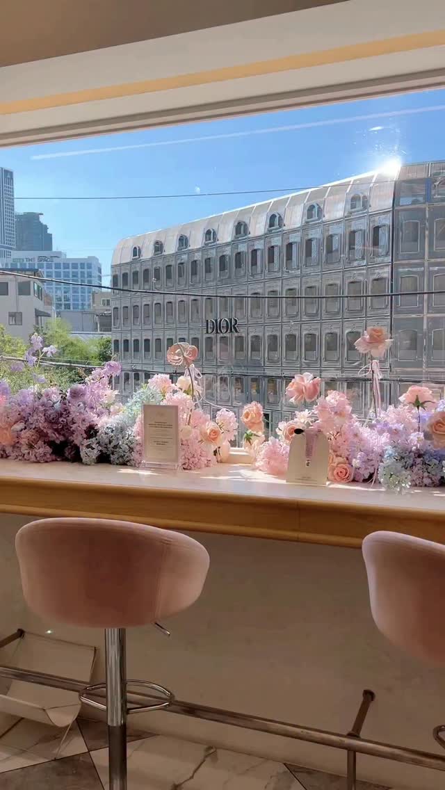 Dasique Seongsu: Pink-Themed Cafe with Dior Views