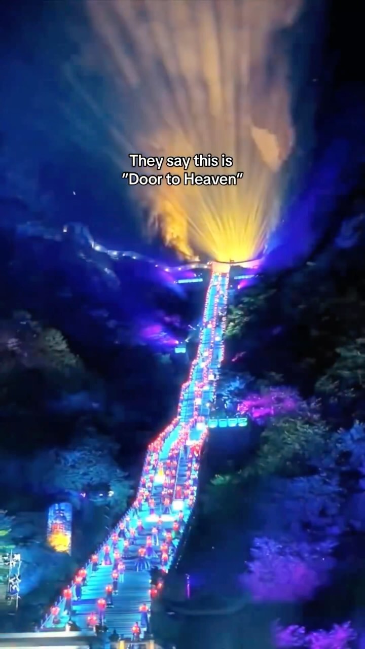 South Koreans Flock to China's Tianmen Mountain