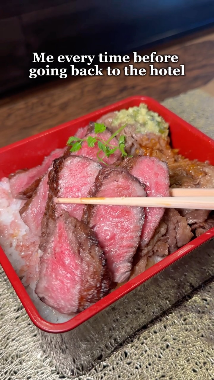 Nikuya Dotonbori's Exquisite Wagyu Steak Bowl Preparation