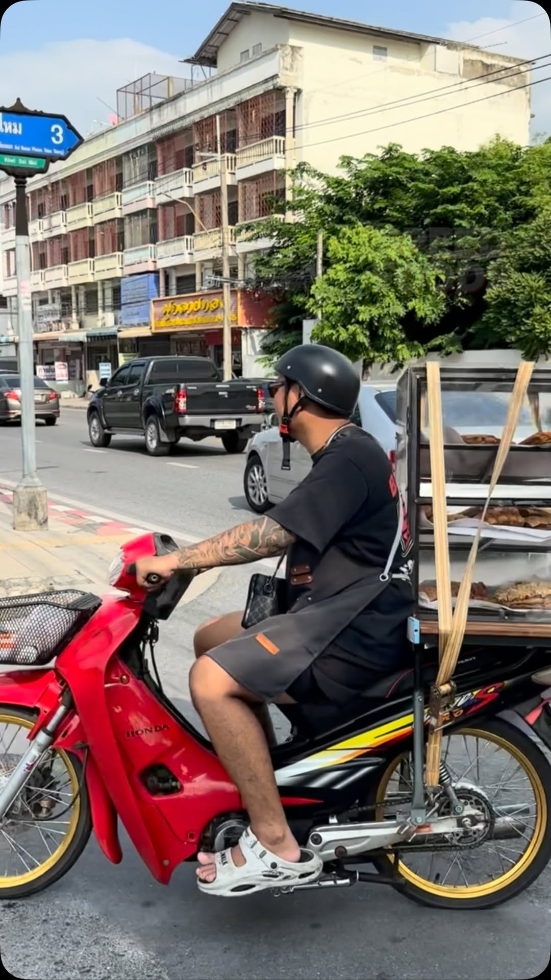 Bangkok Mobile Crispy Pork Stall Serves Hungry Customers